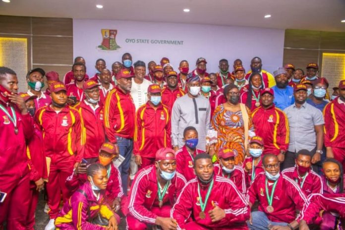 Makinde with Oyo athletes
